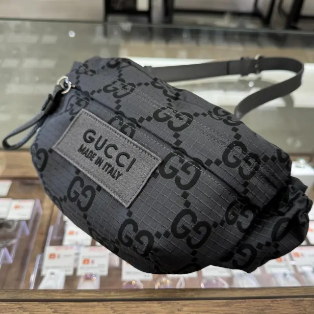 こんにちは🧡💛
かんてい局盛岡店です⸜🙌🏻⸝‍

GUCCI グッチから、767934
クロスボディバッグが店頭に入荷しました😊

シンプルなコーデに合わせるだけで
かっこよく決まる💪🏻✨

そして軽量で持ち運びもめちゃくちゃ楽ちん😁

ほぼ使用感の感じられない
状態の良いお品物となります👌🏻

これは早い者勝ちですよ😆‼️

ぜひ店頭にてご覧くださいね🫶🏻

皆さまのご来店お待ちしております🙇🏻‍♀️

#かんてい局盛岡店
#GUCCI
#グッチ
#767934
#クロスボディバッグ
#GG柄
#ブランドバッグ
#ブランド販売
#ブランド買取
#質預かり
#質屋
#岩手
#盛岡
#本宮
#皆さまのご来店お待ちしております