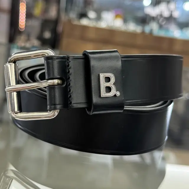 こんにちは🧡💛
かんてい局盛岡店です‼️

BALENCIAGA バレンシアガから、
644080 Bロゴベルトが入荷しました✊🏻 ̖́-‬

ブラックレザーにシルバーのBロゴが
とってもカッコいいお品物🤭

シンプルなコーディネートの
アクセントにいかがですか❓✨

ぜひ店頭にてご覧ください ⸜🙌🏻⸝‍

お買取り成立＆店頭でお買物の方に
お配りしております500円の割引券の
有効期限は10/15(水)まで- ̗̀‪‪💡‬ ̖́-

この機会にかんてい局盛岡店で
どんどんお買物しちゃいましょ～😆🎊

皆さまのご来店お待ちしております🙇🏻‍♀️

#かんてい局盛岡店
#BALENCIAGA
#バレンシアガ
#644080
#Bロゴベルト
#ファッション小物
#ブランド小物
#ブランド販売
#ブランド買取
#質預かり
#質屋
#岩手
#盛岡
#本宮
#皆さまのご来店お待ちしております