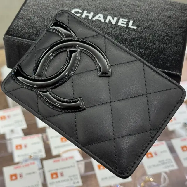 こんにちは🤭
かんてい局盛岡店です💞

CHANEL シャネルから、
A26725 カードケースが
店頭に入荷しました🫶🏻✨

こちらは大きめのココマークに
ふっくらとしたマトラッセが
POPな印象でパッと目を惹く
“カンボンライン”のお品物- ̗̀‪‪💡‬ ̖́-

内側はピンクカラーで
使う度に気分が上がりますね😆⤴︎

目立って大きなダメージの見受けられない
比較的状態の良いお品物となっております🧡💛

ぜひ店頭にてご覧ください⸜🙌🏻⸝‍

皆さまのご来店お待ちしております🙇🏻‍♀️

#かんてい局盛岡店
#CHANEL
#シャネル
#A26725
#カンボンライン
#カードケース
#名刺入れ
#ブランド小物
#ブランド販売
#ブランド買取
#質預かり
#質屋
#岩手
#盛岡
#本宮
#皆さまのご来店お待ちしております