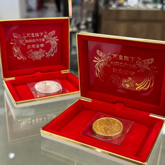 こんにちは🧡💛
かんてい局盛岡店です⸜🙌🏻⸝‍

天皇陛下御在位60年10万円金貨＆
1万円銀貨が入荷しました🤭

入荷する度すぐ売れてしまうことの多い
人気商品となっております😆‼️

資産として＆コレクションとして
いかがでしょうか❓

どんどん上がる金相場、
どこまで上がるのでしょうか👀✨

ぜひ店頭にてご覧ください🙏🏻💕

あっという間に9月最終日- ̗̀‪‪💡‬ ̖́-
明日からは10月ですね🎃

かんてい局盛岡店は今日も元気に
19時まで営業中です💪🏻✨

皆さまのご来店お待ちしております🙇🏻‍♀️

#かんてい局盛岡店
#記念硬貨
#記念コイン
#純金
#純銀
#資産
#金プラチナ
#ブランド販売
#ブランド買取
#金買取
#金販売
#質預かり
#質屋
#岩手
#盛岡
#本宮
#皆さまのご来店お待ちしております