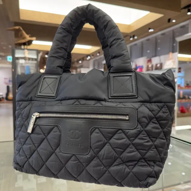 こんにちは💖
かんてい局盛岡店です‼️

CHANEL シャネルから、A48610
コココクーン トートバッグが
店頭に入荷しました🤭

普段使いにぴったりのサイズ感- ̗̀‪‪💡‬ ̖́-
軽量なのも嬉しいポイントです💪🏻

スタッフ一押しバッグ、
これは早い者勝ちですね〰🙆🏻‍♀️✨

ぜひ店頭にてご覧ください🧡💛

*******************************

かんてい局盛岡店は
皆さまのおかげで無事7周年を迎えました⸜🙌🏻⸝‍

10/1(水)から10/31(金)の期間
『7周年感謝祭』開催中です😆‼️

お買い取りもお買い物も🉐な期間と
なっております🥳

皆さまのご来店お待ちしております🙇🏻‍♀️

#かんてい局盛岡店
#7周年感謝祭
#CHANEL
#シャネル
#A48610
#コココクーン
#トートバッグ
#ブランドバッグ
#ブランド販売
#ブランド買取
#質預かり
#質屋
#岩手
#盛岡
#本宮
#皆さまのご来店お待ちしております