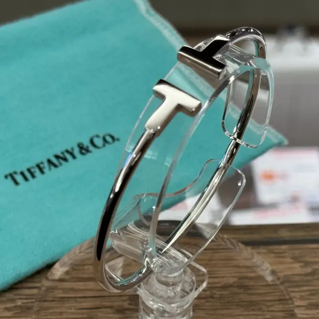 こんにちは😊
かんてい局盛岡店です🙆🏻‍♀️

TIFFANY＆Co. ティファニーから
Tワイヤーブレスレットが
店頭に入荷しました⸜🙌🏻⸝‍

『T』をモチーフにしたデザインが
幅広い年代の方に人気のお品物👀🎶

上品でカジュアルにもフォーマルにも
合わせやすいデザインが素敵ですね🥰

もちろんご試着OK🙆🏻‍♀️‼️
気になる方はお気軽にお声がけください🧡💛

かんてい局盛岡店では
ただいま7周年感謝祭開催中🕸️🕷️

🎃ブランド品買取10％UP⤴︎
🎃5,000円の割引券が当たるかも?!のくじ引き
🎃お酒限定大特価
🎃アウターフェア

などなど…
盛りだくさんの内容となっております👌🏼✨

皆さまのご来店お待ちしております🙇🏻‍♀️

#かんてい局盛岡店
#7周年感謝祭
#TIFFANY＆Co.
#ティファニー
#Tワイヤーブレスレット
#750WG
#ホワイトゴールド
#ブランドジュエリー
#ブランドアクセ
#ブランド販売
#ブランド買取
#質預かり
#質屋
#岩手
#盛岡
#本宮
#皆さまのご来店お待ちしております