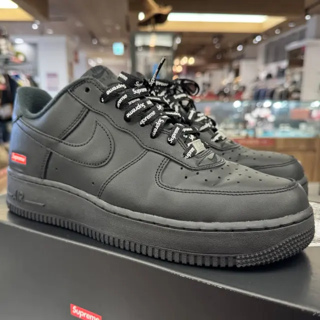 こんにちは🧡💛
かんてい局盛岡店です🤭

NIKE✖Supreme ナイキ✖シュプリーム
CU9225-001 AIR FORCE 1 LOW SP
サイズ表記UK8(日本サイズ27.0cm程度)が
店頭に入荷しました⸜🙌🏻⸝‍

シンプルですが
高級感のあるデザインが
素敵なお品物- ̗̀‪‪💡‬ ̖́-

秋コーデにいかがでしょうか🎃❓

店頭ではもちろんご試着OK👌🏼

気になる方はスタッフへ
お気軽にお声がけください😆

7周年感謝祭は10/31(金)まで🕷️🕸️

イベント盛りだくさんで
皆さまのご来店お待ちしております🙇🏻‍♀️

#かんてい局盛岡店
#7周年感謝祭
#NIKE×Supreme
#ナイキ×シュプリーム
#コラボスニーカー
#AIRFORCE1LOWSP
#エアフォース1
#UK8
#約27.0cm
#ブランドシューズ
#ブランド販売
#ブランド買取
#質預かり
#質屋
#岩手
#盛岡
#本宮
#皆さまのご来店お待ちしております