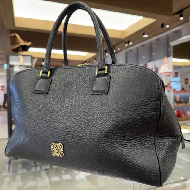 こんにちは⸜🙌🏻⸝‍
かんてい局盛岡店です🧡💛

LOEWE ロエベから、
アラモ アディ ハンドバッグが
店頭に入荷しました😆

ブラックレザーにゴールド金具が
高級感たっぷりなお品物🤩💕

普段使いにも、ちょっとした旅行にも
お使いいただけるおすすめバッグ👜✨

さりげないアナグラムが素敵ですね︎👍🏻 ̖́-

ぜひ店頭にてご覧ください😊‼️

かんてい局盛岡店の
『7周年感謝祭』は10/31(金)まで- ̗̀‪‪💡‬ ̖́-

見ているだけでワクワクしちゃうような店内と
なっております🕷️🕸️🎃
この機会に皆さまのご来店をお待ちしております🙇🏻‍♀️‪‪´-

#かんてい局盛岡店
#7周年感謝祭
#LOEWE
#ロエベ
#アラモアディハンドバッグ
#ゴールド金具
#ボストンバッグ
#ミニボストン
#ブランドバッグ
#ブランド販売
#ブランド買取
#質預かり
#質屋
#岩手
#盛岡
#本宮
#皆さまのご来店お待ちしております