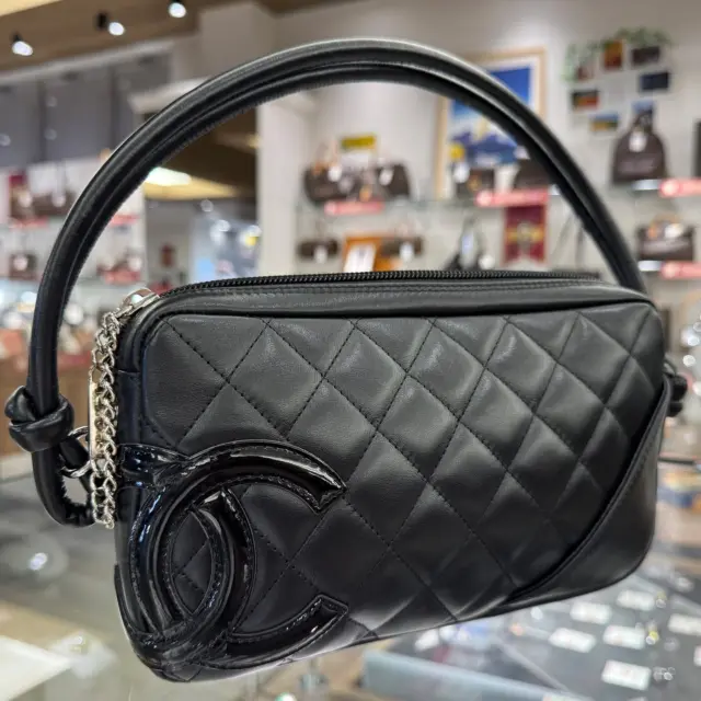 こんにちは💪🏻✨
かんてい局盛岡店です🌈

CHANEL シャネルから、A25175
カンボンライン ショルダーバッグが
店頭に入荷しました🙌🏻

比較的使用感の少ないお品物- ̗̀‪‪💡‬ ̖́-

大きめココマークが
パッと目を惹きますね👀💕

ぜひ店頭にてご覧ください🙌🏻♡

ただいま開催中の7周年感謝祭🕷️🕸️
毎日たくさんのお客様にご来店いただきまして
ありがとうございます🎃‼️

7周年感謝祭は10/31(金)まで🤭

イベント盛りだくさんで
皆さまのご来店お待ちしております🙇🏻‍♀️

#かんてい局盛岡店
#7周年感謝祭
#CHANEL
#シャネル
#A25175
#カンボンライン
#ショルダーバッグ
#ココマーク
#ブランドバッグ
#ブランド販売
#ブランド買取
#質預かり
#質屋
#岩手
#盛岡
#本宮
#皆さまのご来店お待ちしております