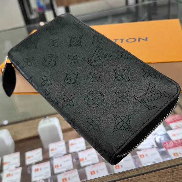 こんにちは🤩
かんてい局盛岡店です‼️

LOUIS VUITTON ルイヴィトンから、
M61867 ジッピーウォレットが
店頭に入荷しました👏🏻⟡

柔らかいカーフレザーに
パンチング加工がされた
マヒナレザーが高級感たっぷり😆💕

使用感少なめで比較的綺麗な状態の
おすすめウォレットです😊

ぜひ店頭にてご覧ください🙏🏻✨

7周年感謝祭は10/31(金)まで- ̗̀‪‪💡‬ ̖́-
この機会にかんてい局盛岡店へ
お越しください🎃

皆さまのご来店お待ちしております🙇🏻‍♀️

#かんてい局盛岡店
#7周年感謝祭
#LOUISVUITTON
#ルイヴィトン
#M61867
#ジッピーウォレット
#マヒナレザー
#ブランド財布
#ブランド販売
#ブランド買取
#質預かり
#質屋
#岩手
#盛岡
#本宮
#皆さまのご来店お待ちしております