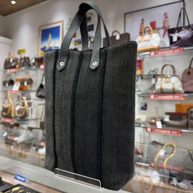 こんにちは🎃
かんてい局盛岡店です👏🏻

HERMES エルメスから、
アメダバPMが店頭に入荷しました🤭

ウール素材でこれからの季節にぴったり👌🏼✨

必要な荷物をサッと持ち運べる
便利なサイズ感😆

シンプルですが、さすがエルメス🧡💛

高級感のある素敵なデザインの
スタッフおすすめバッグです😍

ぜひ店頭にてご覧ください🙏🏻💕

3連休最終日- ̗̀‪‪💡‬ ̖́-
天気も回復してきて嬉しいですね😊

かんてい局盛岡店は今日も元気に
19時まで営業中‼️

皆さまのご来店お待ちしております🙇🏻‍♀️

#かんてい局盛岡店
#7周年感謝祭
#HERMES
#エルメス
#アメダバPM
#トートバッグ
#手提げバッグ
#ブランドバッグ
#ブランド販売
#ブランド買取
#質預かり
#質屋
#岩手
#盛岡
#本宮
#皆さまのご来店お待ちしております