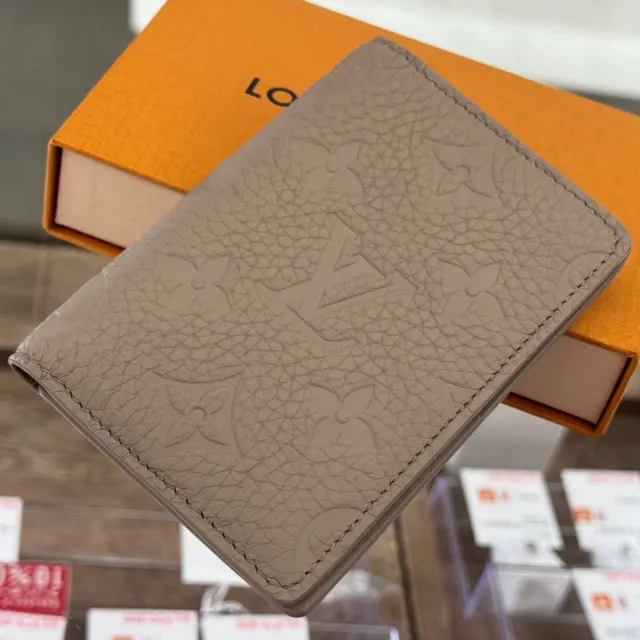 こんにちは🧡💛
かんてい局盛岡店です😊

LOUIS VUITTON ルイヴィトンから、M13974
カードケース オーガナイザー･ドゥ ポッシュが
店頭に入荷しました︎👍🏻 ̖́-

手触りしっとり柔らかなトリヨンレザーに、
優しい雰囲気のローズベージュが
素敵なお品物🤭💖

内側にはカードポケットがたっぷりです- ̗̀‪‪💡‬ ̖́-

ぜひ店頭にてご覧ください🙏🏻💕

皆さまのご来店お待ちしております🙇🏻‍♀️

#かんてい局盛岡店
#7周年感謝祭
#LOUISVUITTON
#ルイヴィトン
#M13974
#カードケースオーガナイザー・ドゥポッシュ
#ローズベージュ
#トリヨン・モノグラム
#ブランド小物
#ブランド販売
#ブランド買取
#質預かり
#質屋
#岩手
#盛岡
#本宮
#皆さまのご来店お待ちしております