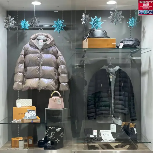 こんばんは🙌🏻
かんてい局盛岡店です‼️
入口にあるハイケースのディスプレイを変更しました⛄

〈今月のテーマ〉
No.3　『冬を迎える頃』

今回は、冬を迎えるにあたっての買い物シーンをイメージ⛄
お客様がこの冬を特別にしてくれるアイテムと出会えますようにと願いを込めてディスプレイしました😊✨

気になる商品ございましたらぜひお気軽にスタッフまでお声がけくださいね🙇🏻‍♀️
皆さまのご来店心よりお待ちしております🙇‍♀️💕

#かんてい局盛岡店
#ブランドバッグ
#ブランド販売
#ブランド買取
#質預かり
#質屋
#岩手
#盛岡
#本宮
#皆さまのご来店お待ちしております