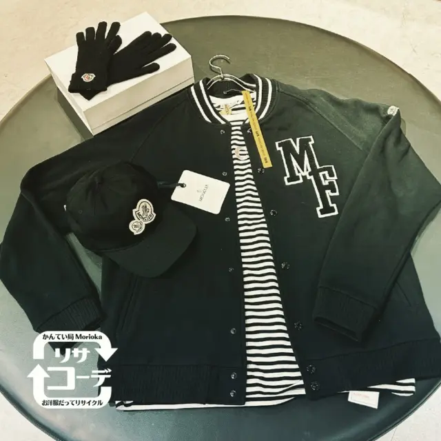 かんてい局のお洋服でリサイクルコーディネート、リサコです！店内にいっぱいあったモンクレールのダウンが減りゆく11月。ダウン「じゃないほう」のモンクレールをご紹介します。🔥

♺リサコーデ No.183 モンクレールづくし
MONCLER ボーダーTシャツ
MONCLER ×FRAGMENT　スウェットジャケット
MONCLER ベースボールキャップ
MONCLER GUANITI TRICOT グローブ

秋冬しかできない重ね着があり、コートがある着たい服着て思いっきり冬のイベントを楽しみましょう！😍

#モンクレール
#ダウンジャケット
#ジャケット
#手袋
#Tシャツ
#アパレルセール
#リサコーデ
#セール
#ブランドファッション
#ブランド販売
#ブランド買取
#質預かり
#質屋
#岩手
#盛岡
#本宮