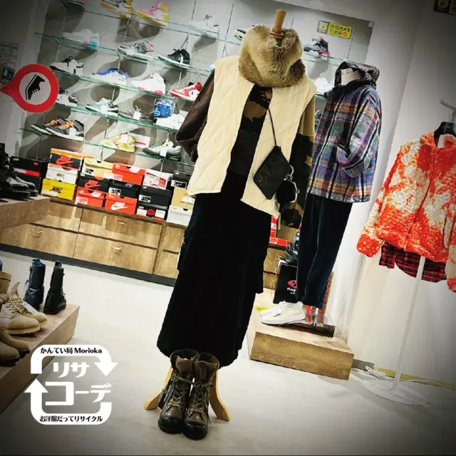 かんてい局のお洋服でリサイクルコーディネート、リサコです！いつもご覧いただきありがとうございます！秋と冬の狭間、お洋服選びも悩ましい今日この頃ですが、ベストがベスト⁉💯

♺リサコーデ No.182 ベスト×ゆるアーミーコーデ
BOHNBULL 中綿キルティングベスト
Y's サルエルパンツ
OFF-WHITE OMBA スウェット
Y's×SUPERGA ブーツ
Rouge Vif フェイクファースヌード
Y-3 バケットハット
MONCLER PATRICK GILET（ベスト）
Supreme スウェットフーディー

ライブでアーティストがワンポイントでみんなアーミーコーデしていたのがかっこよかった！ドレスコードにしても楽しいですね。この秋もかんてい局盛岡店でリサイクルコーデを楽しんでいきましょう🔥

#ゆるアーミーコーデ
#ベスト
#ジレ
#モンクレール
#ジョンブル
#シュプリーム
#ワイズ
#ヨウジヤマモト
#アパレルセール
#リサコーデ
#セール
#ブランドファッション
#ブランド販売
#ブランド買取
