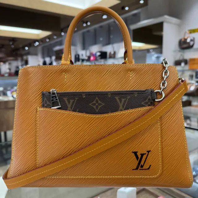 こんにちは🤭
かんてい局盛岡店です⸜🙌🏻⸝‍

LOUIS VUITTON ルイヴィトンから、
M59953 マレル･トートMＭが
店頭に入荷しました😆✨

シンプルなデザイン✖モノグラムのポーチが
遊び心たっぷり😊🎵

ビジネスからプライベートまで大活躍してくれそうな、
スタッフおすすめバッグです🧡💛

ぜひ店頭にてご覧ください🙏🏻💫

皆さまのご来店お待ちしております🙇🏻‍♀️

#かんてい局盛岡店
#LOUISVUITTON
#ルイヴィトン
#M59953
#マレル・トートMM
#エピレザー
#ブランドバッグ
#ブランド販売
#ブランド買取
#質預かり
#質屋
#岩手
#盛岡
#本宮
#皆さまのご来店お待ちしております