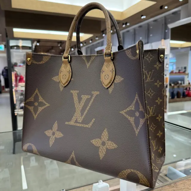 こんにちは⸜🙌🏻⸝‍
かんてい局盛岡店です😊

LOUIS VUITTON ルイヴィトンから、
M45321 オンザゴーMMが入荷しました💡‬ ̖́-

こちらは入荷する度に
あっという間に売れてしまうことの多い
大人気商品となります👌🏼✨

使用感比較的少なめの
スタッフおすすめバッグ🧡💛

ぜひ店頭にてご覧くださいね🙏🏻

皆さまのご来店お待ちしております🙇🏻‍♀️

#かんてい局盛岡店
#LOUISVUITTON
#ルイヴィトン
#M45321
#オンザゴーMM
#ジャイアントモノグラム
#モノグラムリバース
#ブランドバッグ
#ブランド販売
#ブランド買取
#質預かり
#質屋
#岩手
#盛岡
#本宮
#皆さまのご来店お待ちしております