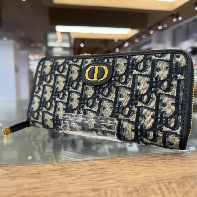 こんにちは😃
かんてい局盛岡店です🌈

DIOR ディオールから、S2189UTZQ M928 
30 Montaigne Voyageur
スリムロングウォレットが入荷しました- ̗̀‪‪💡‬ ̖́-

こちら比較的使用感少なめで状態の良いお品物😋

ディオール オブリークジャカードと
ゴールド金具が高級感たっぷりですね😍

これは早い者勝ち⸜🙌🏻⸝‍

ぜひ店頭にてご覧ください‼️

皆さまのご来店お待ちしております🙇🏻‍♀️‪‪´-

#かんてい局盛岡店
#DIOR
#ディオール
#S2189UTZQ M928
#30MontaigneVoyageurスリムロングウォレット
#ディオールオブリークジャカード
#長財布
#ブランドバッグ
#ブランド販売
#ブランド買取
#質預かり
#質屋
#岩手
#盛岡
#本宮
#皆さまのご来店お待ちしております