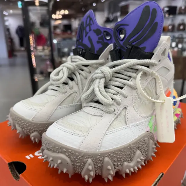 こんにちは⸜🙌🏻⸝‍
かんてい局盛岡店です🙋🏻‍♀️

NIKE ナイキから、DQ1615-100
Off-White×Nike AirTerraForma
サイズ表記UK4.5(日本サイズ23.5cm程度)が
店頭に入荷しました😊

どの角度から見てもインパクト大‼️

トゲトゲのスパイクが印象的な1足です😆

コーディネートのアクセントに
ぜひいかがでしょうか❓

店頭ではもちろんご試着OK👌🏼✨

気になる方はお気軽に
お近くのスタッフへお声がけください- ̗̀‪‪💡‬ ̖́-

皆さまのご来店お待ちしております🙇🏻‍♀️

#かんてい局盛岡店
#NIKE
#ナイキ
#DQ1615-100
#Off-White×Nike
#AirTerraForma
#エアテラフォーマ
#ブランドシューズ
#ブランドアパレル
#ブランド販売
#ブランド買取
#質預かり
#質屋
#岩手
#盛岡
#本宮
#皆さまのご来店お待ちしております