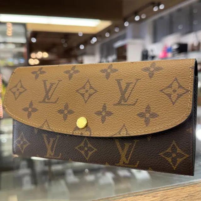 こんにちは🫶🏻✨
かんてい局盛岡店です😆‼️

LOUIS VUITTON ルイヴィトンから、
M82157 ポルトフォイユ･エミリーが
店頭に入荷しました🧡💛

モノグラム･キャンバスと
モノグラム･リバースキャンバスを
組み合わせたデザインが
とっても素敵なお品物- ̗̀‪‪💡‬ ̖́-

スナップボタンで開閉もしやすく
中身もたっぷり収納可能な
スタッフおすすめウォレットです😊🎶

ぜひ店頭にてご覧ください🙏🏻💕

皆さまのご来店お待ちしております🙇🏻‍♀️

#かんてい局盛岡店
#LOUISVUITTON
#ルイヴィトン
#M82157
#ポルトフォイユエミリー
#モノグラムキャンバス
#モノグラムリバースキャンバス
#ブランド財布
#ブランド販売
#ブランド買取
#質預かり
#質屋
#岩手
#盛岡
#本宮
#皆さまのご来店お待ちしております