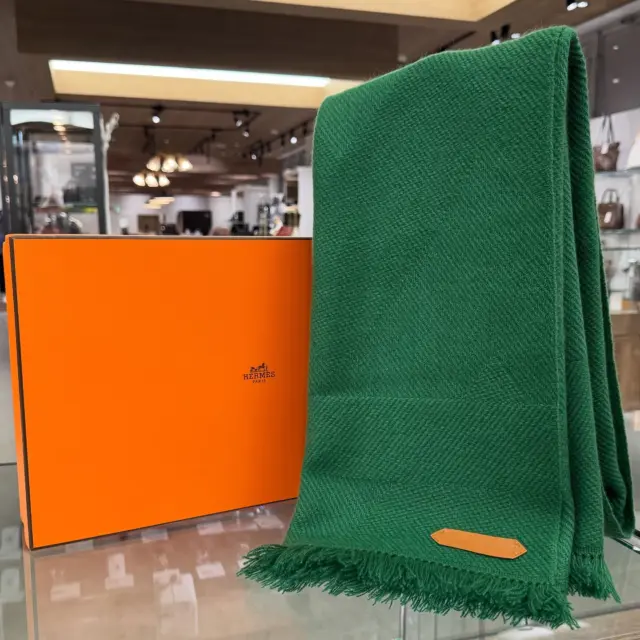 こんにちは🎶
かんてい局盛岡店です🌈

HERMES エルメスから、
カシミヤショールが入荷しております⸜🙌🏻⸝‍

そろそろやってくる寒～い冬⛄️

軽くて暖かいカシミヤショールは
冬の必需品ですね🥰

パッと目を惹くグリーンカラーは
コーディネートのアクセントになってくれること
間違いなしっ😆

ぜひ店頭にてご覧ください👀🧡💛

皆さまのご来店お待ちしております🙇🏻‍♀️‪‪´-

#かんてい局盛岡店
#HERMES
#エルメス
#カシミヤショール
#マフラー
#ストール
#ファッション小物
#ブランド小物
#ブランド販売
#ブランド買取
#質預かり
#質屋
#岩手
#盛岡
#本宮
#皆さまのご来店お待ちしております