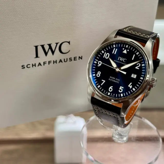 こんにちは‼️
かんてい局盛岡店です⸜🙌🏻⸝‍

IWC アイダブリューシー IW327010
マークXVIII Petit Prince プティ･プランス
OHと外装仕上げが終了しましたので
早速店頭に並んでおります😊

視認性抜群のお品物👀
さすがパイロットウォッチですね🛫

ビジネスでもプライベートでも
お使いいただける
おしゃれな1本です🫶🏻✨

店頭ではもちろんご試着OK- ̗̀‪‪💡‬ ̖́-

気になる方はお気軽に
お近くのスタッフへお声がけください😆

皆さまのご来店お待ちしております🙇🏻‍♀️

#かんてい局盛岡店
#IWC
#アイダブリューシー
#IW327010
#マークXVIII Petit Prince
#プティ・プランス
#自動巻き
#ブランド時計
#ブランド販売
#ブランド買取
#質預かり
#質屋
#岩手
#盛岡
#本宮
#皆さまのご来店お待ちしております