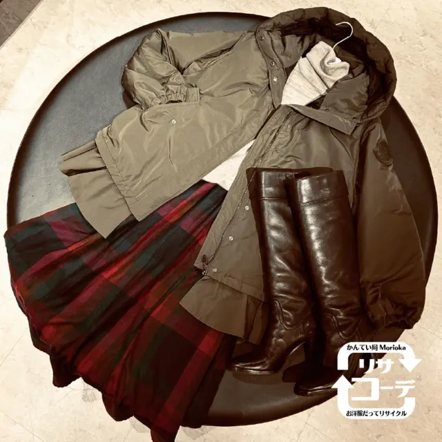 かんてい局のお洋服でリサイクルコーディネート、リサコです。いつもご覧いただきありがとうございます！

♺リサコーデNo.188 MONCLER入荷！
#MONCLER IRUS
#FABIORUSCONI ロングブーツ
#RAYCASSIN チェックスカート

盛岡も今朝うっすらと雪が積もりました！今年はレディースのモンクレールが入荷すると売れてしまうほど人気。こちらカーキにフリルの上品な甘辛バランスが絶妙！いつものお洋服に羽織るだけでキマる感じは頼りになりますね。

只今「推しまくりスマス2025」開催中！週末はMITサタデーファンキーズαの生中継が入りますので是非ご覧くださいませ🔥この冬もかんてい局盛岡店のリサイクルコーデをお楽しみいただけますように😊

#かんてい局盛岡店
#モンクレール
#ファビオルスコーニ
#チェックスカート
#カジュアルアップ
#大人女子
#リサコ
#一期一会
#古着コーディネート
#ブランド販売
#ブランド買取
#岩手
#盛岡
#皆さまのご来店お待ちしております。