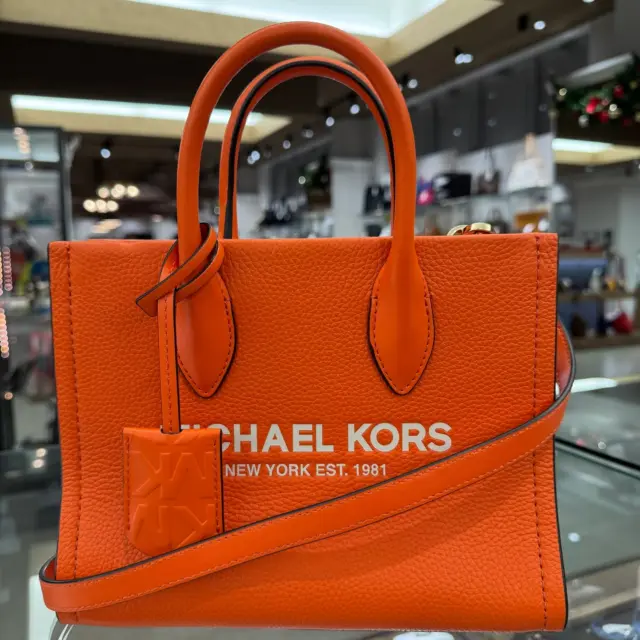 こんにちは🤭
かんてい局盛岡店です⸜🙌🏻⸝‍

MICHAEL KORS マイケルコースから、
35S2G7ZC5L 2WAYバッグが
店頭に入荷しました- ̗̀‪‪💡‬ ̖́-

パッと目を惹くオレンジカラー🍊

シンプルなデザインで飽きも来にくく、
長～くお使いいただけること
間違いなしのおすすめバッグです🙆🏻‍♀️

ぜひ店頭にてご覧ください🙏🏻

本日11/27(木)から11/30(日)までの4日間限定で
『ブラックフライデー 
ブランド品買取10％UP』を
開催します🫶🏻

使っていないブランド品がございましたら
LINEクーポンを使って査定額UP⤴︎︎︎⤴︎︎⤴︎︎︎
しちゃいませんか❓✨

皆さまのご来店お待ちしております🙇🏻‍♀️

#かんてい局盛岡店
#MICHAELKORS
#マイケルコース
#35S2G7ZC5L
#2WAYバッグ
#ブランドバッグ
#ブランド販売
#ブランド買取
#質預かり
#質屋
#岩手
#盛岡
#本宮
#皆さまのご来店お待ちしております