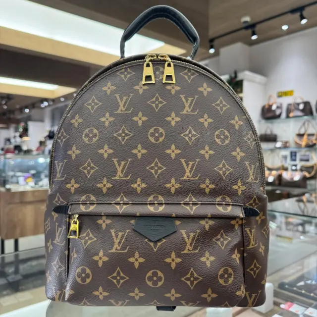 こんにちは⸜🙌🏻⸝‍
かんてい局盛岡店です‼️

LOUIS VUITTON ルイヴィトンから、M41561
パームスプリングスバックパックMMが
店頭に入荷しました😆

こちらはパームスプリングスで
一番大きいMMサイズ- ̗̀‪‪💡‬ ̖́-

ノートPCやA4ファイルが楽に収まるサイズなので
ビジネスシーンでも大活躍してくれそう🙆🏻‍♀️

モノグラム･キャンバスにゴールド金具が
高級感たっぷりです🫶🏻✨

ぜひ店頭にてご覧ください🙏🏻💕

皆さまのご来店お待ちしております🙇🏻‍♀️

#かんてい局盛岡店
#LOUISVUITTON
#ルイヴィトン
#M41561
#パームスプリングスバックパックMM
#リュックサック
#ブランドバッグ
#ブランド販売
#ブランド買取
#質預かり
#質屋
#岩手
#盛岡
#本宮
#皆さまのご来店お待ちしております