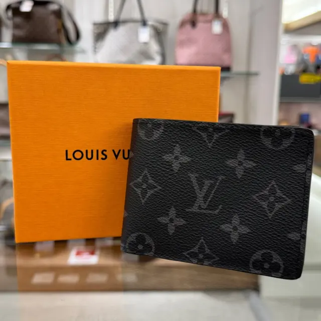 こんにちは🧡💛
かんてい局盛岡店です‼️

LOUIS VUITTON ルイヴィトンから、
M61695 ポルトフォイユ・ミュルティプルが
店頭に入荷しました😆

こちらはほぼ使用感の感じられない
綺麗な状態のお品物😊

コンパクトでポケットにも収納しやすい
サイズ感が魅力的ですね- ̗̀‪‪💡‬ ̖́-

贈り物として、
頑張っている自分にご褒美として、
いかがでしょうか❓

ぜひ店頭にてご覧ください⸜🙌🏻⸝‍

皆さまのご来店お待ちしております🙇🏻‍♀️

#かんてい局盛岡店
#LOUISVUITTON
#ルイヴィトン
#M61695
#ポルトフォイユミュルティプル
#モノグラムエクリプス
#2つ折り財布
#ブランド財布
#ブランド販売
#ブランド買取
#質預かり
#質屋
#岩手
#盛岡
#本宮
#皆さまのご来店お待ちしております