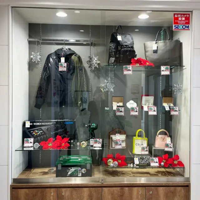 こんにちは🙌🏻
かんてい局盛岡店です‼️
入口にあるハイケースのディスプレイを変更しました🎄✨

〈今月のテーマ〉
No.4　『推しまクリスマス2025』

本当に欲しい推しの商品をスタッフにチョイスしてもらい、ディスプレイしました！
それぞれのスタッフのコメントにもぜひ注目していただきたいです✨
気になる商品ございましたらぜひお気軽にスタッフまでお声がけくださいね🙇🏻‍♀️

かんてい局盛岡店では、
本日12/1(月)から12/25(木)までの期間
『推しまクリスマス2025』を開催👏🏻💕

毎年恒例となりました推しまクリスマス- ̗̀ 💡 ̖́-

今年はスタッフが本当に欲しい
“推し”をチョイス🤘🏼✨️

その他にも…
🎄お酒とアパレル2点以上のご購入で10％OFF
(※組み合わせ自由、対象外あり)
🎄クリスマスセールコーナー
(※なんと最大50％OFF)
🎄セール期間中ラッピングバッグ無料
と、盛りだくさんとなっております

この機会にぜひ
かんてい局盛岡店へお越しください🧡💛

皆さまのご来店お待ちしております🙏🏻💫

#かんてい局盛岡店
#推しまクリスマス2025
#クリスマスセール
#お酒アパレル2BUY10％OFF
#クリスマスセールコーナー
#スタッフの推し
#推しまくります
#ブランド販売
#ブランド買取
#質預かり
#質屋
#岩手
#盛岡
#本宮
#皆さまのご来店お待ちしております