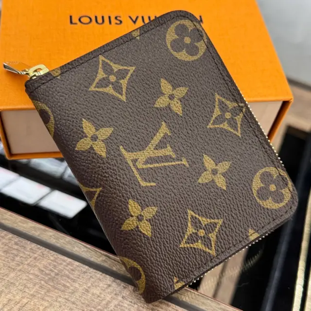 こんにちは🙋🏻‍♀️
かんてい局盛岡店です🧡💛

LOUIS VUITTON ルイヴィトンから、
M60067 ジッピー･コインパースが
店頭に入荷しました😊

コンパクトなサイズ感が魅力的なお品物😆

内側にはカードも収納可- ̗̀‪‪💡‬ ̖́-

2つ折りしたお札や小銭もしっかり入りますので、
これ1つでOKの万能ウォレットなんです🙆🏻‍♀️💖

ぜひ店頭にてご覧ください🤭‼️

『ブラックフライデー 
ブランド品買取10％UP』は
本日11/30(日)まで👌🏼

LINEのお友だちに配信中のクーポンを使って
査定額UPのチャンスです😁

皆さまのご来店お待ちしております🙇🏻‍♀️

#かんてい局盛岡店
#LOUISVUITTON
#ルイヴィトン
#M60067
#ジッピーコインパース
#小銭入れ
#コンパクトウォレット
#ミニ財布
#ブランド財布
#ブランド販売
#ブランド買取
#質預かり
#質屋
#岩手
#盛岡
#本宮
#皆さまのご来店お待ちしております