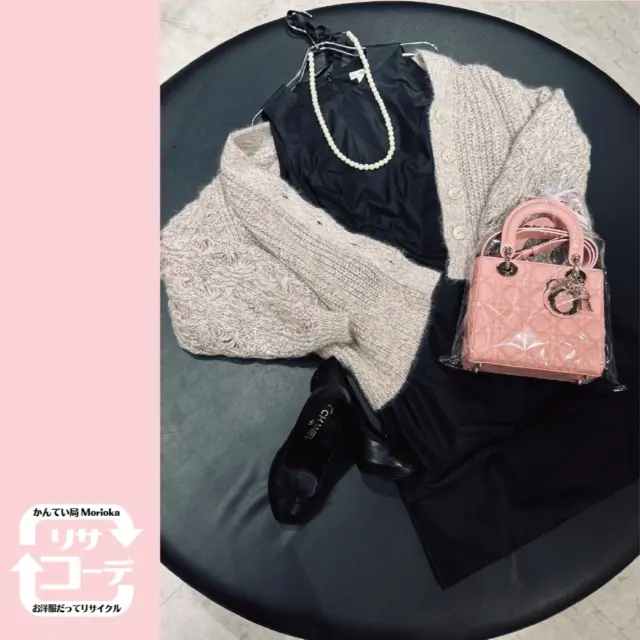 かんてい局のお洋服でリサイクルコーディネート、リサコです。本日より12/25まで、かんてい局盛岡店の「推しまくりスマス2025」開催です！スタッフが推しまくりの商品でお出迎え。アパレル・お酒２点以上のお買い上げで10％OFFの大人気企画からご紹介です！詳しくは次の画像をご覧ください😘

♺リサコーデNo.186 リサコ推しまくりコーデ「オフショルダーが決まるドレス」
#Ballsey モヘアカーディガン
#CELINE ノースリーブドレス
#CHANEL オープントゥリボンパンプス
#DIOR Lady Dior スモール

上質なモヘアの質感にオフショルダーするだけでぐっとレディ感が上がりますね❤️

かんてい局盛岡店の推しまくりスマス2025、セールコーナーは最大50％OFFです！みなさまのお越しをお待ちしております😊

#かんてい局盛岡店
#ボールジィ
#モヘアカーディガン
#セリーヌ
#リトルブラックドレス
#シャネル
#ディオール
#レディディオール
#リサコ
#一期一会
#古着コーディネート
#ブランド販売
#ブランド買取
#岩手
#盛岡
#皆さまのご来店お待ちしております。