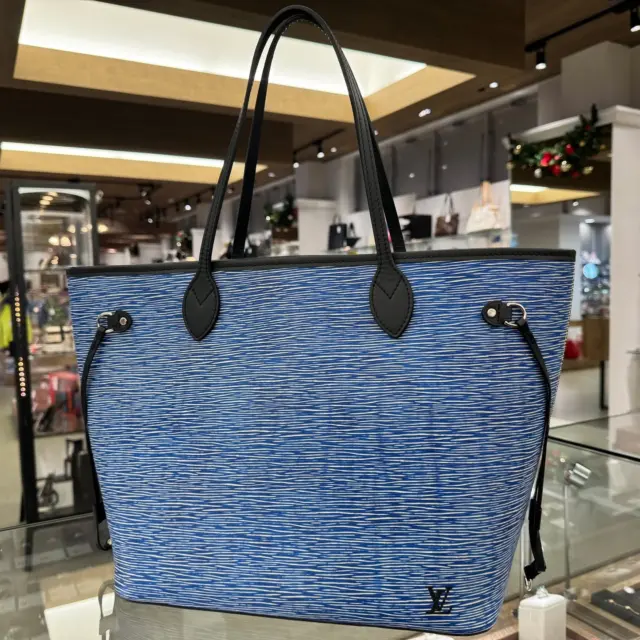 こんにちは☔
かんてい局盛岡店です⸜🙌🏻⸝‍

LOUIS VUITTON ルイヴィトンから、
M51053 ネヴァーフルMMが
店頭に入荷しました🫶🏻✨

耐久性に優れ、
キズやヨゴレにも強いエピレザー🤭

エピ･デニム(ブルー系)は
上品且つ爽やかな印象で素敵ですね🧡💛

荷物がたっぷり入るネヴァーフルは
人気のバッグとなっておりますので
気になる方はお早めに🙏🏻💫

ぜひ店頭にてご覧ください😊‼️

3連休の真ん中日曜日- ̗̀‪‪💡‬ ̖́-
お出かけの際にはかんてい局盛岡店へ😆

皆さまのご来店お待ちしております🙇🏻‍♀️

#かんてい局盛岡店
#LOUISVUITTON
#ルイヴィトン
#M51053
#ネヴァーフルMM
#エピデニム
#ブランドバッグ
#ブランド販売
#ブランド買取
#質預かり
#質屋
#岩手
#盛岡
#本宮
#皆さまのご来店お待ちしております