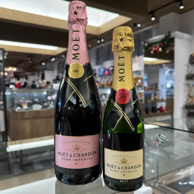 こんにちは⸜🙌🏻⸝‍
かんてい局盛岡店です🤭

かんてい局盛岡店では12/1(月)より
『推しまクリスマス2025』を
開催しております🎄

クリスマスに飲みたい人気のシャンパン
【MOET＆CHANDON】モエ･エ･シャンドンも
10％OFFセールの対象となりますよ🥂

毎回人気のこちらのセール😆
この機会をお見逃しなく👌🏼

『推しまクリスマス2025』は12/25(木)まで- ̗̀ 💡 ̖́-

皆さまのご来店お待ちしております🙇🏻‍♀️‪‪´-

#かんてい局盛岡店
#モエエシャンドン
#シャンパン
#お酒2BUY10％OFF
#推しまクリスマス
#クリスマスセール
#ブランド販売
#ブランド買取
#質預かり
#質屋
#岩手
#盛岡
#本宮
#皆さまのご来店お待ちしております