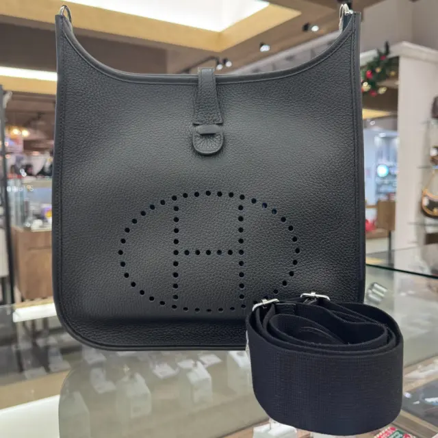 こんにちは⛄
かんてい局盛岡店です⸜🙌🏻⸝‍

HERMES エルメスから、
エブリン3PM W刻印(2024年製造)が
店頭に入荷しました- ̗̀ 💡 ̖́-

こちらは使用感の感じられない
綺麗な状態のお品物となります😆‼️

箱や布袋も付属しますので、
贈り物にもぴったり🤭

ぜひ店頭にてご覧ください🙏🏻︎💕︎︎

『推しまクリスマス2025』は
12/25(木)まで🎄✨

皆さまのご来店お待ちしております🙇🏻‍♀️

#かんてい局盛岡店
#推しまクリスマス2025
#クリスマスセール
#HERMES
#エルメス
#エブリン3PM
#W刻印
#2024年製造
#ブランドバッグ
#ブランド販売
#ブランド買取
#質預かり
#質屋
#岩手
#盛岡
#本宮
#皆さまのご来店お待ちしております