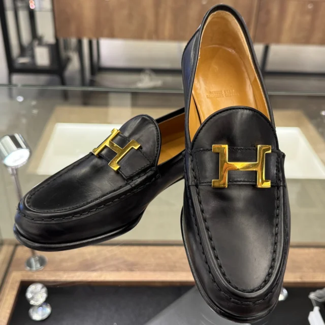 こんにちは🧡💛
かんてい局盛岡店です😊

HERMES エルメスから、
Hローファー サイズ表記35(約22.5cm程度) が
店頭に入荷しました- ̗̀ 💡 ̖́-

Ｈ金具が高級感たっぷりなお品物👏🏻

長く愛用できる定番デザインのシューズは
1足持っておきたいですね👌🏼✨

サイズが合えばかなりお買い得‼️

店頭ではもちろんご試着OK🙆🏻‍♀️

気になる方はお気軽に
お近くのスタッフへお声がけください🤭

皆さまのご来店お待ちしております🙇🏻‍♀️

#かんてい局盛岡店
#HERMES
#エルメス
#Hローファー
#サイズ表記35
#約22.5cm程度
#ブランドアパレル
#ブランド販売
#ブランド買取
#質預かり
#質屋
#岩手
#盛岡
#本宮
#皆さまのご来店お待ちしております