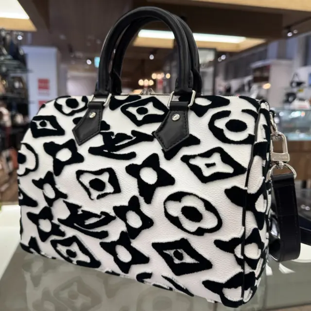 こんにちは‼️
かんてい局盛岡店です🙆🏻‍♀️

LOUIS VUITTON ルイヴィトンから、
M45563 スピーディバンドリエール25
ルイヴィトン✖ウルスフィッシャーが
店頭に入荷しました⸜🙌🏻⸝‍

現代アーティスト、
ウルスフィッシャーの再解釈によって生まれた
手書きのようなモノグラム柄が印象的な
お品物なんです🧡💛

ぜひ店頭にてご覧ください🫶🏻

かんてい局盛岡店の初売りセールは
今日1/12(月)まで😆

雪降りの1日になりそうですので、
お出かけの際はお気を付けください🚙⛄

皆さまのご来店お待ちしております🙇🏻‍♀️

#かんてい局盛岡店
#LOUISVUITTON
#ルイヴィトン
#M45563
#LV×UF
#ウルスフィッシャー
#スピーディバンドリエール25
#ブランドバッグ
#ブランド買取
#質預かり
#質屋
#岩手
#盛岡
#本宮
#皆さまのご来店お待ちしております