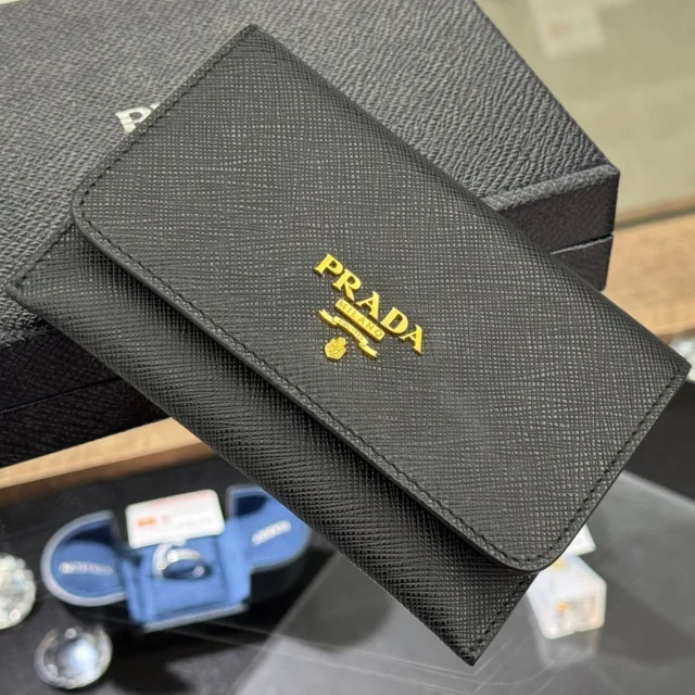 こんにちは- ̗̀ 💡 ̖́-
かんてい局盛岡店です🤭

PRADA プラダから、1MC362
サフィアーノカードケースが
店頭に入荷しました⸜🙌🏻⸝‍

こちらはほぼ使用感の感じられない
状態の良いお品物となります😊

箱付きなので贈り物にも
おすすめですよ🎁🧡💛

ぜひ店頭にてご覧ください🙏🏻✨

雪降りの1日になりそうな盛岡⛄
お出かけの際はお気を付けくださいね🚙

かんてい局盛岡店は今日も元気に
10:00～19:00まで営業中‼️

皆さまのご来店お待ちしております🙇🏻‍♀️

#かんてい局盛岡店
#PRADA
#プラダ
#1MC362
#サフィアーノカードケース
#ブランド小物
#ブランド販売
#ブランド買取
#質預かり
#質屋
#岩手
#盛岡
#本宮
#皆さまのご来店お待ちしております