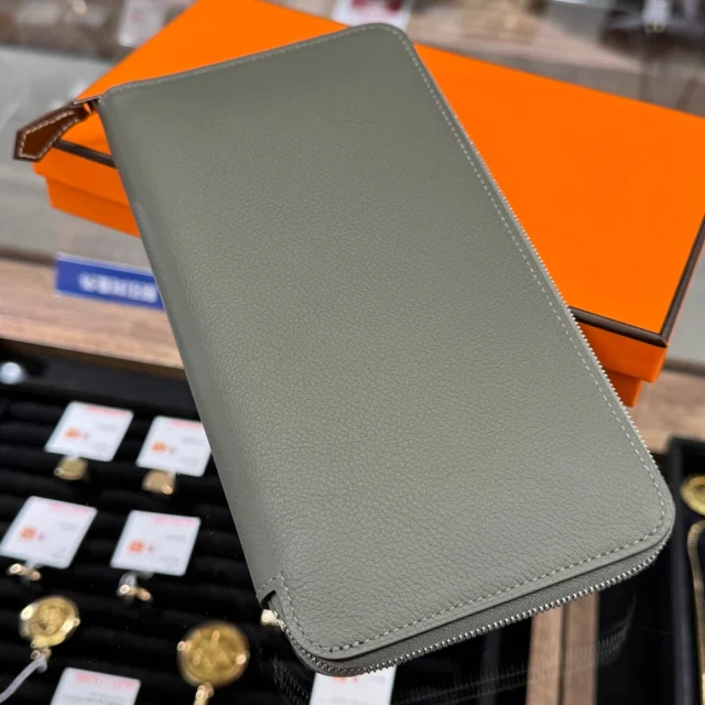 こんにちは🫶🏻
かんてい局盛岡店です🧡💛

HERMES エルメスから、
アザップロングシルクイン
ヴォーエヴァーカラー
W刻印(2024年製造)が入荷しました😍

財布を使う度に気分が上がるお品物⸜🙌🏻⸝‍

使用感の感じられない状態の良い
スタッフおすすめのお品物です😆

ぜひ店頭にてご覧ください🙏🏻✨

皆さまのご来店お待ちしております🙇🏻‍♀️

#かんてい局盛岡店
#HERMES
#エルメス
#アザップロングシルクイン
#ヴォーエヴァーカラー
#グリメイヤー
#W刻印
#2024年製造
#ブランド財布
#ブランド販売
#ブランド買取
#質預かり
#質屋
#岩手
#盛岡
#本宮
#皆さまのご来店お待ちしております