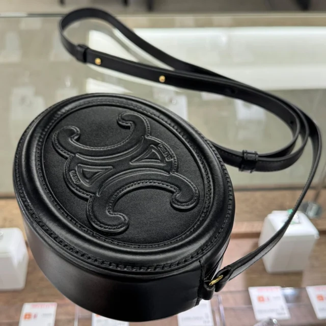 こんにちは〰️
かんてい局盛岡店です🤭

CELINE セリーヌから 10I703DPQ.38NO
オーバルパース キュイル トリオンフが
店頭に入荷しました- ̗̀ 💡 ̖́-

トリオンフモチーフが
高級感たっぷりで素敵✨

目立った使用感の感じられない
状態の良いお品物となります⸜🙌🏻⸝‍

これは可愛すぎる…🧡💛

ぜひ店頭にてご覧ください😊

毎日雪降りで車の運転が大変ですね⛄
お出かけの際はお気を付けください🚙!!

皆さまのご来店お待ちしております🙇🏻‍♀️

#かんてい局盛岡店
#CELINE
#セリーヌ
#10I703DPQ.38NO
#オーバルパースキュイルトリオンフ
#ミニバッグ
#ブランドバッグ
#ブランド販売
#ブランド買取
#質預かり
#質屋
#岩手
#盛岡
#本宮
#皆さまのご来店お待ちしております