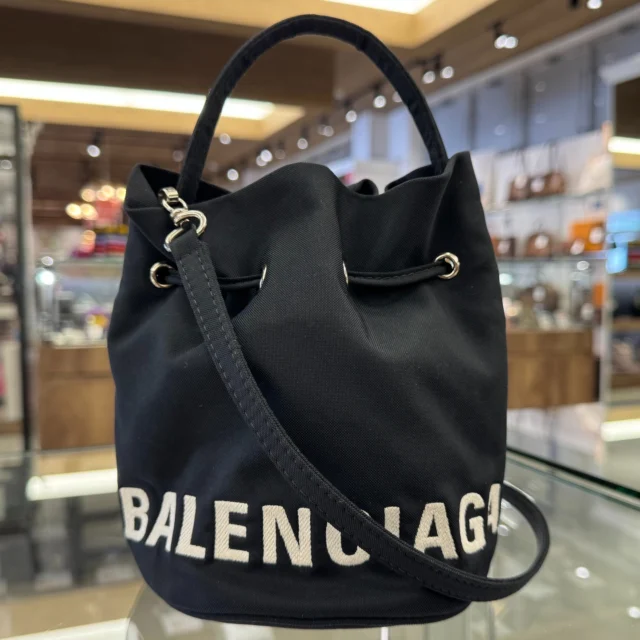 こんにちは‼️
かんてい局盛岡店です🧡💛

BALENCIAGA バレンシアガから、619458
ウィールXS ドロー ストリング
バケット バッグが店頭に入荷しました😊

軽量でコンパクトな巾着型バッグ- ̗̀ 💡 ̖́-

シンプルなデザインですが
とってもおしゃれなんです✨

メンズでもレディースでもOK
これはおすすめですよ😆

ぜひ店頭にてご覧ください⸜🙌🏻⸝‍

皆さまのご来店お待ちしております🙇🏻‍♀️

#かんてい局盛岡店
#BALENCIAGA
#バレンシアガ
#619458
#WHEELDRAWSTRINGBASKETBAG
#ウィールドローストリングバケットバッグ
#ロゴバッグ
#ブランドバッグ
#ブランド販売
#ブランド買取
#質預かり
#質屋
#岩手
#盛岡
#本宮
#皆さまのご来店お待ちしております