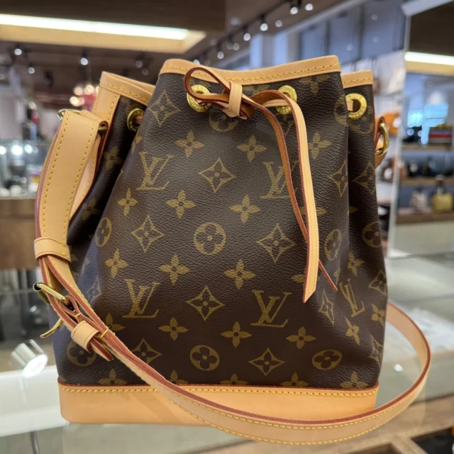 こんにちは‼️
かんてい局盛岡店です😊

LOUIS VUITTON ルイヴィトンから、
M46983 ノエBBが店頭に入荷しました🧡💛

巾着型のコロンとしたフォルムが可愛い🤩

きれいめコーデにもカジュアルコーデにも
ぴったりのおすすめバッグです⸜🙌🏻⸝‍

ぜひ店頭にてご覧ください😆

かんてい局盛岡店は今日も元気に
19時まで営業中💪🏻✨️

皆さまのご来店お待ちしております🙇🏻‍♀️

#かんてい局盛岡店
#LOUISVUITTON
#ルイヴィトン
#M46983
#ノエBB
#モノグラム
#ブランドバッグ
#ブランド販売
#ブランド買取
#質預かり
#質屋
#岩手
#盛岡
#本宮
#皆さまのご来店お待ちしております