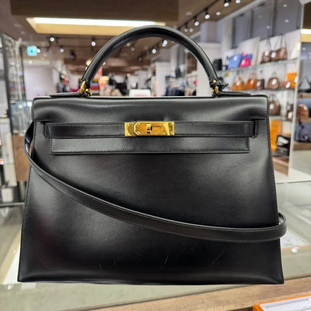こんにちは🧡💛
かんてい局盛岡店です🤩

HERMES エルメスから、
ケリー32 外縫い ボックスカーフ
□C刻印(1999年製造) ゴールド金具が
店頭に入荷しました⸜🙌🏻⸝‍

かっちりとした印象の外縫い💖
上品で素敵ですよね～🫶🏻

ぜひ店頭にてご覧ください😆✨

皆さまのご来店お待ちしております🙇🏻‍♀️

#かんてい局盛岡店
#HERMES
#エルメス
#ケリー32
#ボックスカーフ
#□C刻印
#1999年製造
#ブランドバッグ
#ブランド販売
#ブランド買取
#質預かり
#質屋
#岩手
#盛岡
#本宮
#皆さまのご来店お待ちしております
