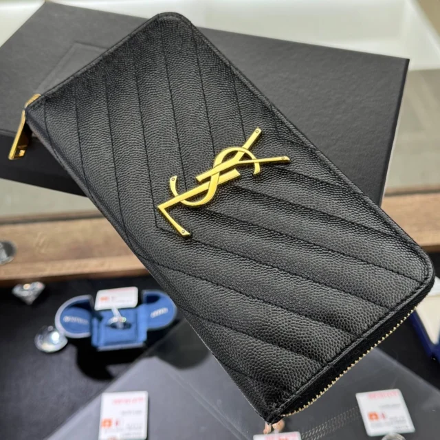 こんにちは🤭
かんてい局盛岡店です‼️

SAINT LAURENT サンローランから、
358094 ラウンドファスナー長財布が
店頭に入荷しました🫶🏻

ブラックカラーにゴールドのロゴが
高級感たっぷりで素敵💛🧡

使用感も少なめな
スタッフおすすめのお品物です⸜🙌🏻⸝‍

ぜひ店頭にてご覧ください😆

皆さまのご来店お待ちしております🙇🏻‍♀️

#かんてい局盛岡店
#SAINTLAURENT
#サンローラン
#358094
#ラウンドファスナー長財布
#YSL
#ブランド財布
#ブランド販売
#ブランド買取
#質預かり
#質屋
#岩手
#盛岡
#本宮
#皆さまのご来店お待ちしております