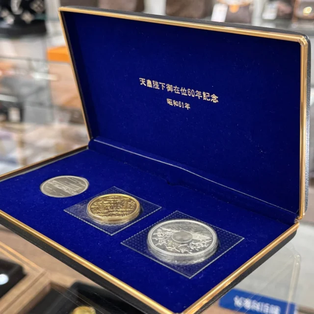 こんにちは〰
かんてい局盛岡店です⛄

天皇陛下御在位60年記念
貨幣セットが入荷しました‼️

20gの純金の金貨、
20gの純銀の銀貨、
13gの白銅貨のセットになります⸜🙌🏻⸝‍

まだまだ上がりそうな金相場- ̗̀ 💡 ̖́-

資産として、コレクションとして
おすすめです😆🎶

 ぜひ店頭にてご覧ください🧡💛

皆さまのご来店お待ちしております🙇🏻‍♀️

#かんてい局盛岡店
#天皇陛下御在位60年
#記念貨幣セット
#純金
#純銀
#白銅貨
#資産
#コレクション
#ブランド販売
#ブランド買取
#質預かり
#質屋
#岩手
#盛岡
#本宮
#皆さまのご来店お待ちしております