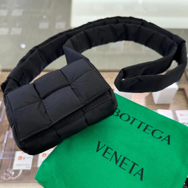 こんにちは‼️
かんてい局盛岡店です⸜🙌🏻⸝‍

BOTTEGA VENETA ボッテガヴェネタから、
パデッド テックカセットミニショルダーバッグが
店頭に入荷しました😆

超ミニサイズが可愛い💛🧡
ナイロン製でとっても軽量なんです🫶🏻

ちょっとしたお出かけにぴったりな
スタッフおすすめバッグです🤭

ぜひ店頭にてご覧ください🤩

皆さまのご来店お待ちしております🙇🏻‍♀️

#かんてい局盛岡店
#BOTTEGAVENETA
#ボッテガヴェネタ
#パデッドテックカセットミニ
#ショルダーバッグ
#ブランド販売
#ブランド買取
#質預かり
#質屋
#岩手
#盛岡
#本宮
#皆さまのご来店お待ちしております