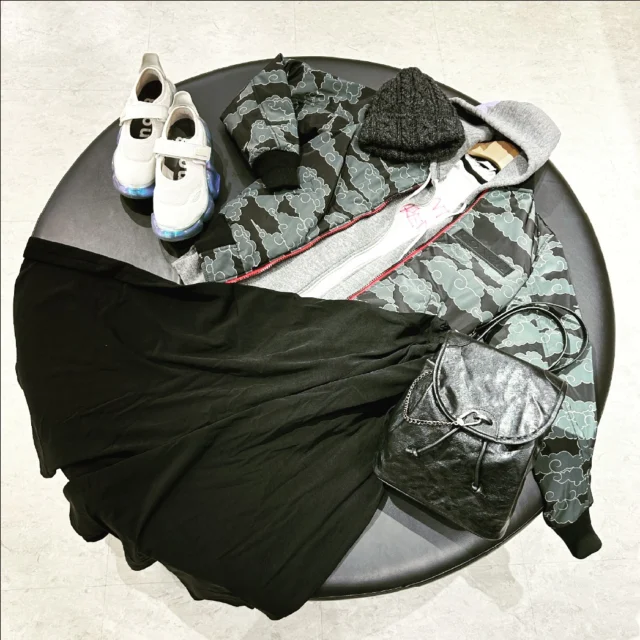 かんてい局のお洋服でリサイクルコーディネート、リサコです！いつもご覧いただきありがとうございます！
♺リサコーデNo.195 COACH×NARUTO！
【#ナルト バックプリント面】
#COACH×MICHAEL.B.JORDAN リバーシブルMA-1 30％OFF
#SAINTLAURANT ラグランTシャツ 40%OFF
#Y's ワイドパンツ
＃FREECITY ジップフーディー
#ZARA チェーンリュック
#grounds MOOPIE MARY JANE スニーカー
【RED面】
#NIKE AIR JORDAN ANIV 4 RETRO
#KAYO NAKAMURA Y's コンビポシェット
#Ritzy フェイクファーフーディベスト

裏表で雰囲気ががらりと違い、旅行にも便利ですね！先日ちょうどアメトークでナルト芸人を見て「このキャラクター、店にいる！」と熱くなりましてUPです💨寒い日が続きますが春に向けたアパレルも続々入荷中です、みなさまのお越しをお待ちしております🔥