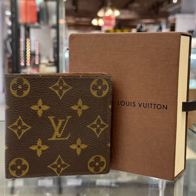 こんにちは🤩
かんてい局盛岡店です‼️

LOUIS VUITTON ルイヴィトンから、
M61675 ポルトフォイユ･マルコが
店頭に入荷しました😆

コンパクトなサイズ感が使いやすい
2つ折りウォレット- ̗̀ 💡 ̖́-

比較的使用感少なめの
スタッフおすすめ商品です😊

ぜひ店頭にてご覧ください⸜🙌🏻⸝‍

2/15(日)まで、
ブランド品買取10％UP開催中🎉

皆さまのご来店お待ちしております🙇🏻‍♀️

#かんてい局盛岡店
#LOUISVUITTON
#ルイヴィトン
#M61675
#ポルトフォイユマルコ
#モノグラムキャンバス
#2つ折り財布
#ブランド財布
#ブランド販売
#ブランド買取
#質預かり
#質屋
#岩手
#盛岡
#本宮
#皆さまのご来店お待ちしております