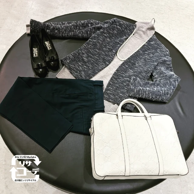 かんてい局のお洋服でリサイクルコーディネート、リサコです！とっても寒いですが、来たる入卒、新生活の雰囲気を。。

♺リサコーデNo.196 theory♥セール！
#theory luxe KANETツイードジャケット30％OFF
#FERRAGAMO vara パンプス
#theory STRATIGHT TROUSER パンツ 30%OFF
#GUCCI ブリーフバッグ
#threedots 8分袖Tシャツ 50%OFF
#FULRA ファーポシェット 20%OFF
#nanouniverse ギャザースカート 50%OFF
＃matta コットンシルクストール　30％OFF

オケージョン風のスーツなどは「数回しか着なかった」とお売り頂くことがあり、きれいな状態が多いです。セオリーのシンプルなジャケットはオケージョンから普段使いまで幅広く活躍させちゃいましょう🔥
アパレル続々入荷中です、みなさまのお越しをお待ちしております❤️