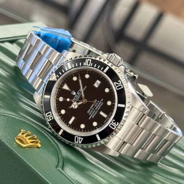 こんにちは‼️
かんてい局盛岡店です🤭

ROLEX ロレックス 16600
シードゥエラー Z番(2006年製造)
OHと外装仕上げが終了しましたので、
早速店頭に並んでおります👑

防水はなんと1220m🌊

サブマリーナの上位機種として
人気のダイバーズウォッチです⸜🙌🏻⸝‍

もちろん店頭ではご試着OK🙆🏻‍♀️✨

気になる方はお気軽に
スタッフへお声がけくださいね😆

ブランド品買取10％UPは
残すところあと6日👜⌚

皆さまのご来店お待ちしております🙇🏻‍♀️

#かんてい局盛岡店
#ROLEX
#ロレックス
#16600
#シードゥエラー
#Z番
#2006年頃製造
#ブランド時計
#ブランド販売
#ブランド買取
#質預かり
#質屋
#岩手
#盛岡
#本宮
#皆さまのご来店お待ちしております