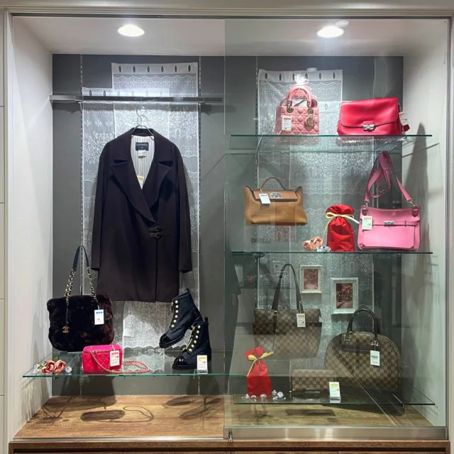 こんばんは🌙
かんてい局盛岡店です‼️
入口にあるハイケースのディスプレイを変更いたしました🍫💖

〈今月のテーマ〉
No.6　『ときめきを纏うバレンタイン』

バレンタインをイメージして、ピンクや赤のやさしい色合いに、
クラシックなブラウンのアイテムを…
甘さの中に品格を感じる大人のためのバレンタインスタイルをイメージしました🍫💖

気になる商品ございましたらぜひお気軽にスタッフまでお声がけくださいね🙇🏻‍♀️

かんてい局盛岡店では、
2/15(日)までの期間
『ブランド品買取10％UP』を開催中🎉

皆さまのご来店心よりお待ちしております🙇‍♀️💕

#かんてい局盛岡店 
#ブランド販売
#ブランド買取
#質預かり
#質屋
#岩手
#盛岡
#本宮
#皆さまのご来店お待ちしております