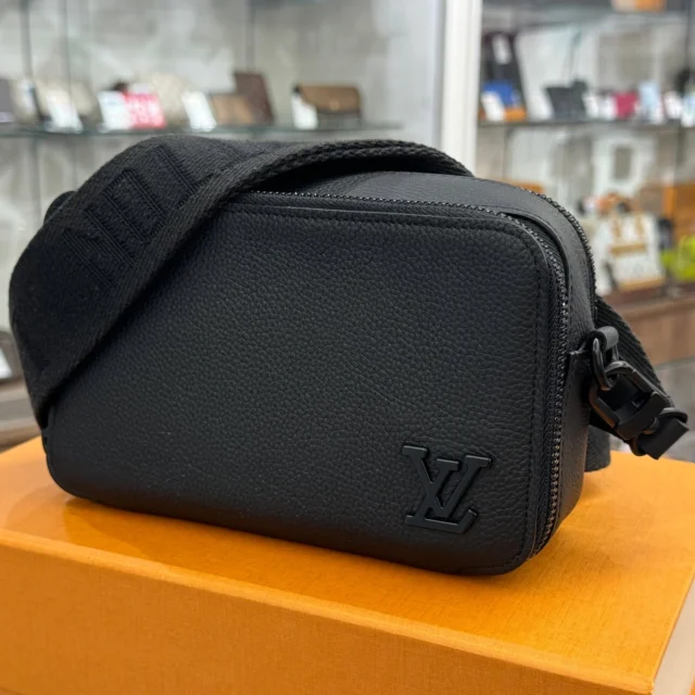 こんにちは🍫
かんてい局盛岡店です🫶🏻

LOUIS VUITTON ルイヴィトンから、
M59161 アルファ･ウェアラブルウォレットが
店頭に入荷しました😆

現金やカードはもちろん、
身の回りの必要なものを
しっかり収納して持ち運びができる
優れもの🤭

メンズでもレディースでもOKなデザイン- ̗̀ 💡 ̖́-

比較使用感も少なく
おすすめのお品物です⸜🙌🏻⸝‍

ぜひ店頭にてご覧ください🙏🏻✨

ブランド品買取10％UPは2/15(日)まで‼️

お家に眠っているブランド品がございましたら、
この機会にかんてい局盛岡店へお持ちください🧡💛

皆さまのご来店お待ちしております🙇🏻‍♀️

#かんてい局盛岡店
#LOUISVUITTON
#ルイヴィトン
#M59161
#アルファウェアラブルウォレット
#ブランドバッグ
#ブランド販売
#ブランド買取
#質預かり
#質屋
#岩手
#盛岡
#本宮
#皆さまのご来店お待ちしております