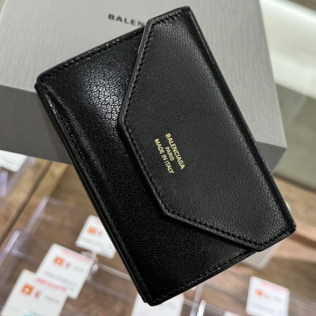 こんにちは〰
かんてい局盛岡店です🙏🏻

BALENCIAGA バレンシアガから、
736730 エンベロープ ミニウォレットが
店頭に入荷しました😆

封筒型のフラップが印象的- ̗̀ 💡 ̖́-

シンプルですが高級感のあるデザインですね🧡💛

コンパクトなサイズ感も魅力的すぎる⸜🙌🏻⸝‍

比較的状態の良い
スタッフおすすめのウォレットです🤭♪

ぜひ店頭にてご覧ください‼️✨

ブランド品買取10％UPは
今日2/15(日)まで📢

皆さまのご来店お待ちしております🙇🏻‍♀️

#かんてい局盛岡店
#BALENCIAGA
#バレンシアガ
#736730
#エンベロープミニウォレット
#ブランド財布
#ブランド販売
#ブランド買取
#質預かり
#質屋
#岩手
#盛岡
#本宮
#皆さまのご来店お待ちしております